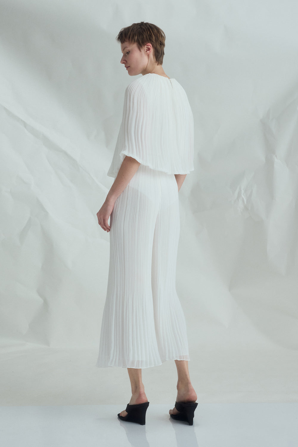 VICKTEERUT Cape Sleeve Pleated Blouse เสื้อแขนเคป อัดพลีท
