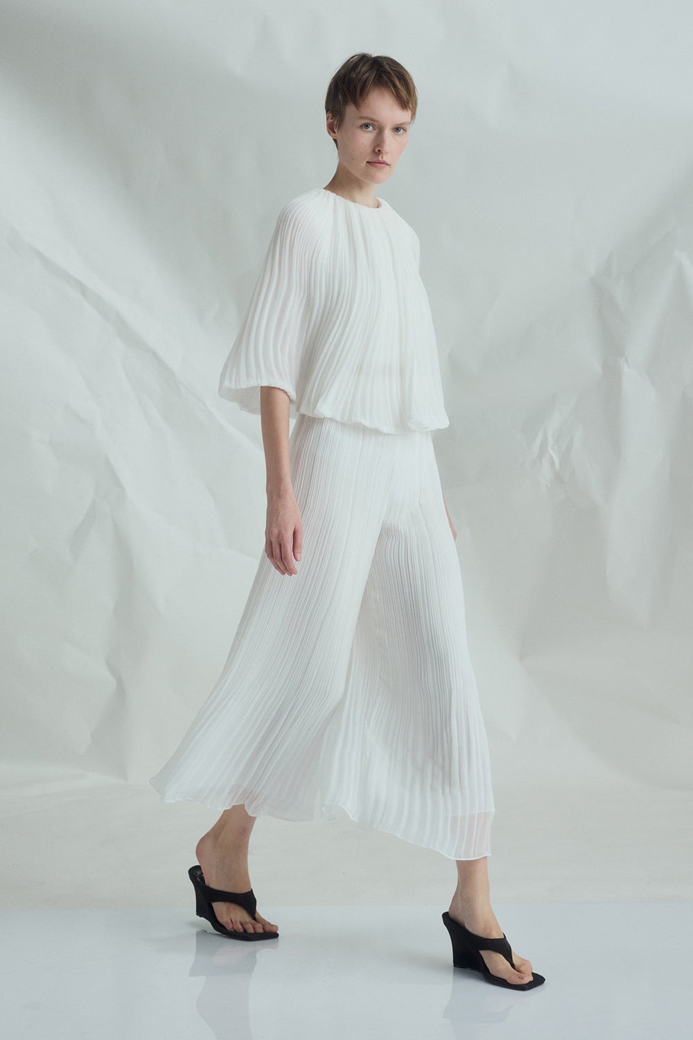 VICKTEERUT Cape Sleeve Pleated Blouse เสื้อแขนเคป อัดพลีท