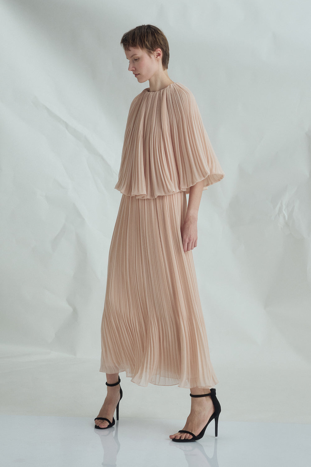 VICKTEERUT Cape Sleeve Pleated Blouse เสื้อแขนเคป อัดพลีท