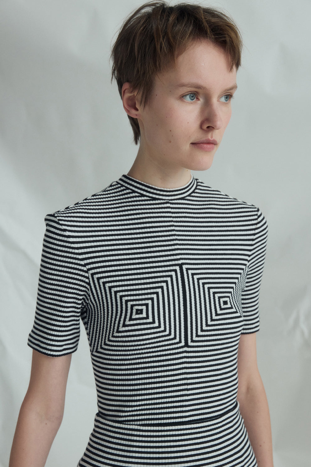VICKTEERUT Short-Sleeve Ribbed Jersey Patchwork Blouse เสื้อแขนสั้น ผ้าลายทาง ตัดต่อลาย
