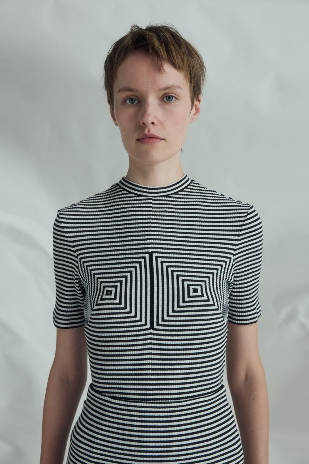 VICKTEERUT Short-Sleeve Ribbed Jersey Patchwork Blouse เสื้อแขนสั้น ผ้าลายทาง ตัดต่อลาย