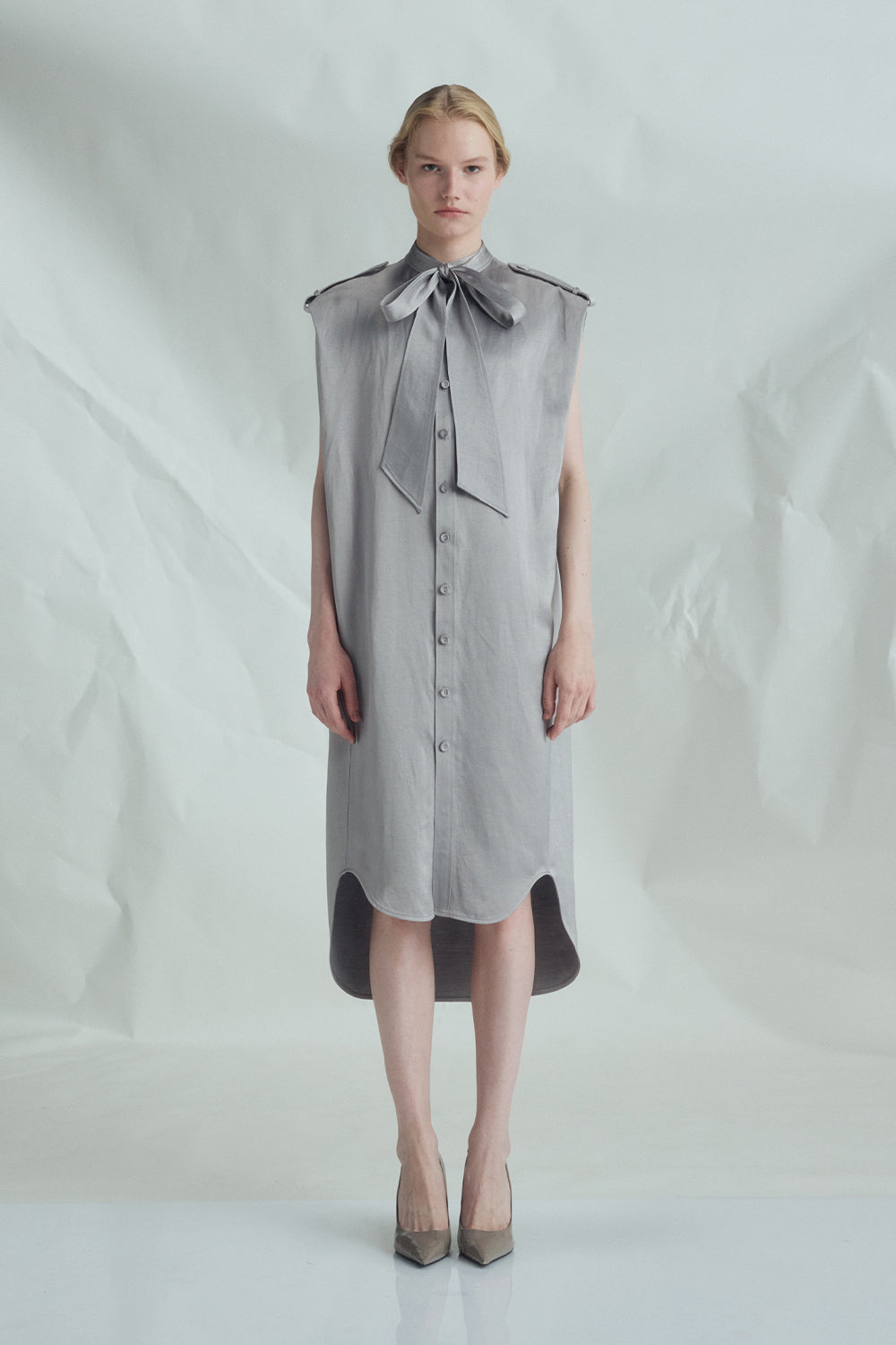 VICKTEERUT Sleeveless Shift Dress with Pussy-Bow Detail เดรสแขนกุด ทรงตรง คอตกแต่งโบว์