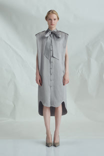 VICKTEERUT Sleeveless Shift Dress with Pussy-Bow Detail เดรสแขนกุด ทรงตรง คอตกแต่งโบว์