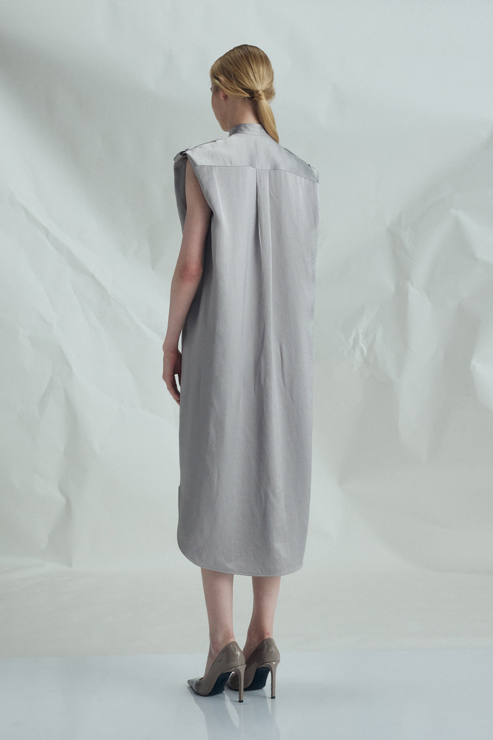 VICKTEERUT Sleeveless Shift Dress with Pussy-Bow Detail เดรสแขนกุด ทรงตรง คอตกแต่งโบว์