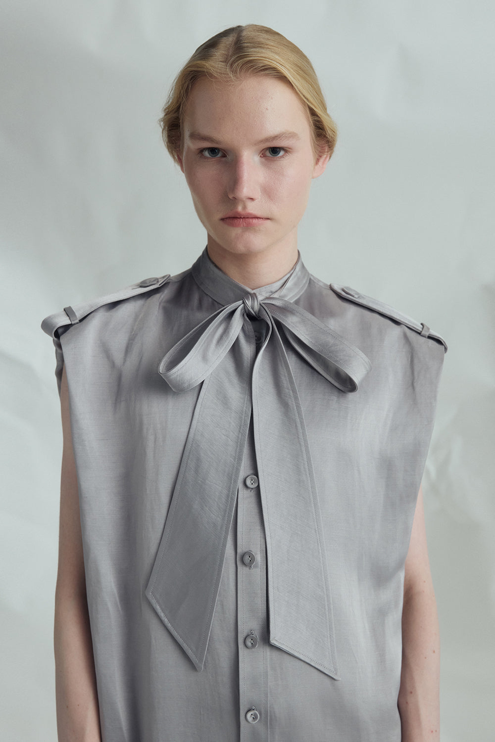 VICKTEERUT Sleeveless Shift Dress with Pussy-Bow Detail เดรสแขนกุด ทรงตรง คอตกแต่งโบว์