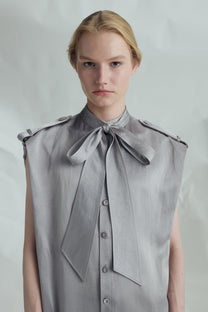 VICKTEERUT Sleeveless Shift Dress with Pussy-Bow Detail เดรสแขนกุด ทรงตรง คอตกแต่งโบว์