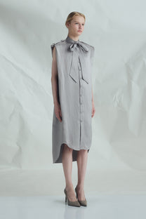 VICKTEERUT Sleeveless Shift Dress with Pussy-Bow Detail เดรสแขนกุด ทรงตรง คอตกแต่งโบว์