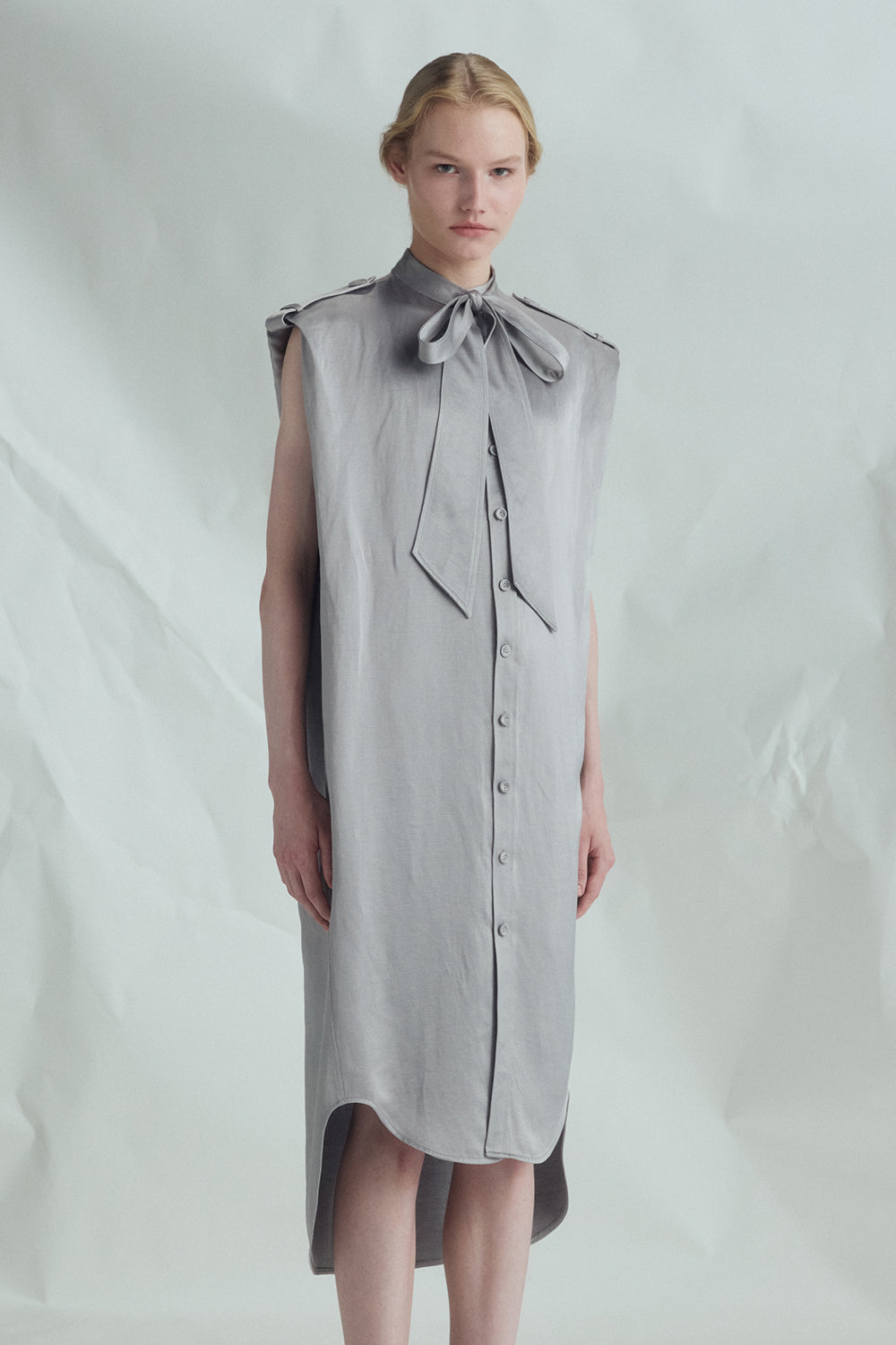 VICKTEERUT Sleeveless Shift Dress with Pussy-Bow Detail เดรสแขนกุด ทรงตรง คอตกแต่งโบว์