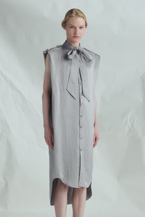 VICKTEERUT Sleeveless Shift Dress with Pussy-Bow Detail เดรสแขนกุด ทรงตรง คอตกแต่งโบว์