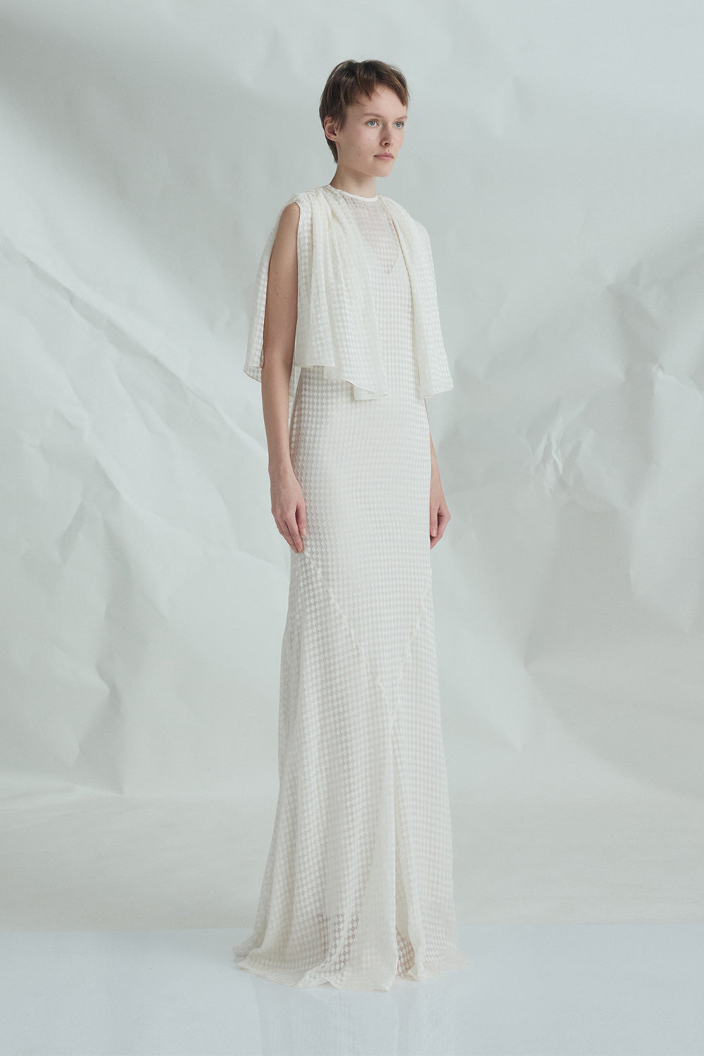 VICKTEERUT Cape-Sleeve Chiffon Burnout Gown เดรสยาว แขนเคป ผ้าชีฟองเบิร์นเอาท์