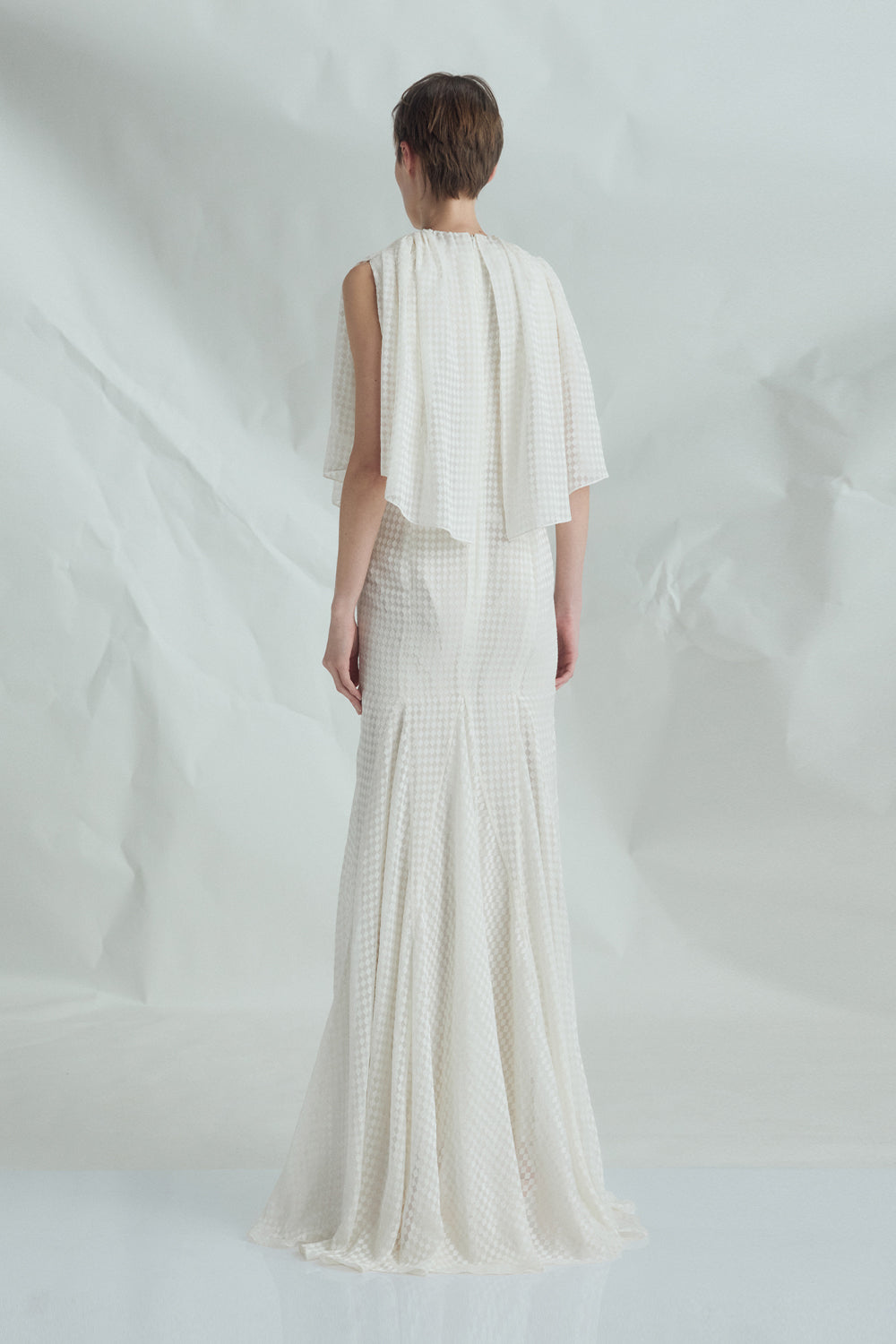 VICKTEERUT Cape-Sleeve Chiffon Burnout Gown เดรสยาว แขนเคป ผ้าชีฟองเบิร์นเอาท์