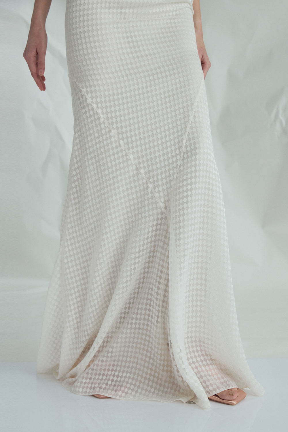 VICKTEERUT Cape-Sleeve Chiffon Burnout Gown เดรสยาว แขนเคป ผ้าชีฟองเบิร์นเอาท์
