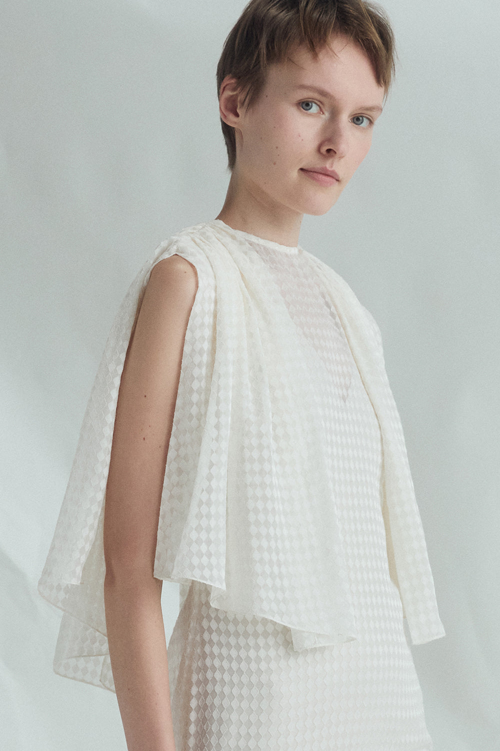 VICKTEERUT Cape-Sleeve Chiffon Burnout Gown เดรสยาว แขนเคป ผ้าชีฟองเบิร์นเอาท์