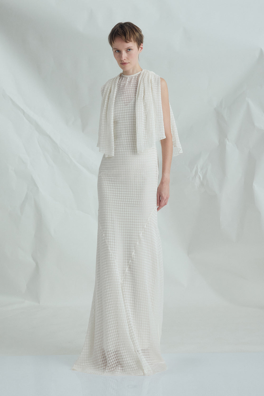 VICKTEERUT Cape-Sleeve Chiffon Burnout Gown เดรสยาว แขนเคป ผ้าชีฟองเบิร์นเอาท์