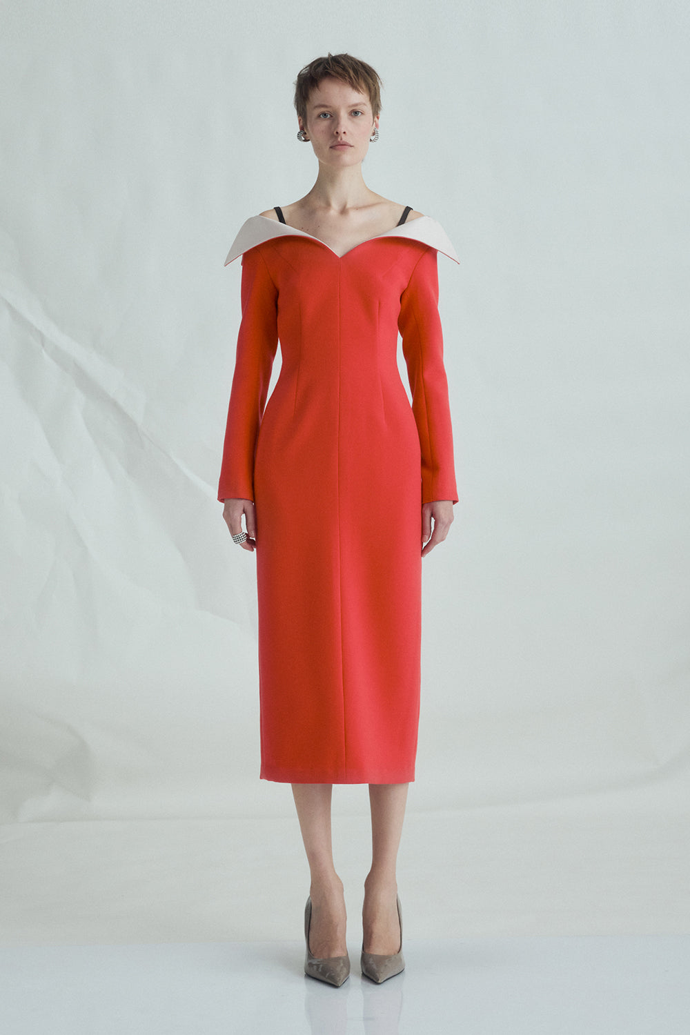 VICKTEERUT Off Shoulder Sheath Dress with Folded Neckline เดรสเปิดไหล่ เข้ารูป คอปกพับ