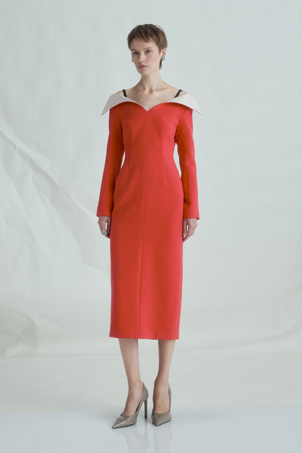 VICKTEERUT Off Shoulder Sheath Dress with Folded Neckline เดรสเปิดไหล่ เข้ารูป คอปกพับ