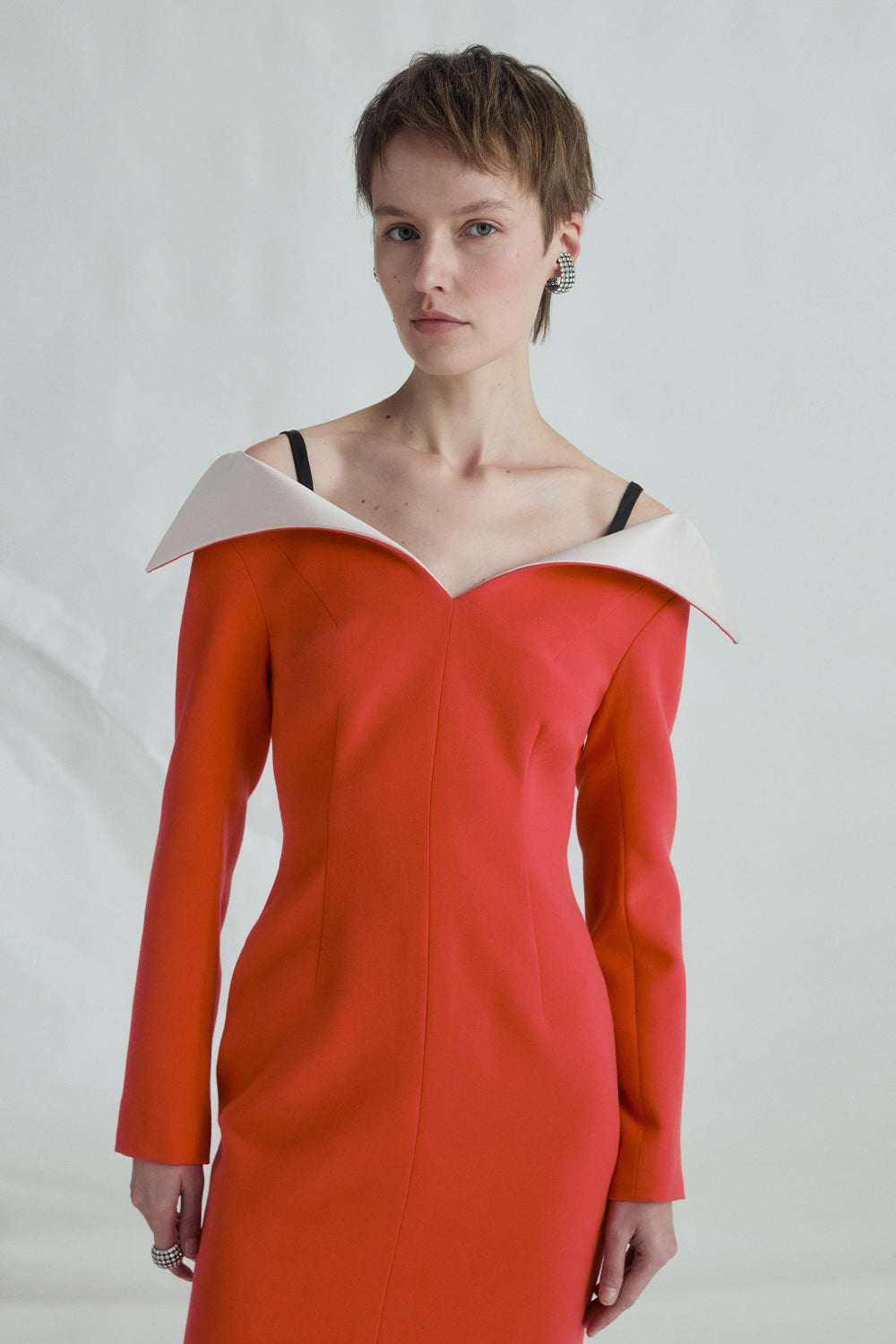 VICKTEERUT Off Shoulder Sheath Dress with Folded Neckline เดรสเปิดไหล่ เข้ารูป คอปกพับ