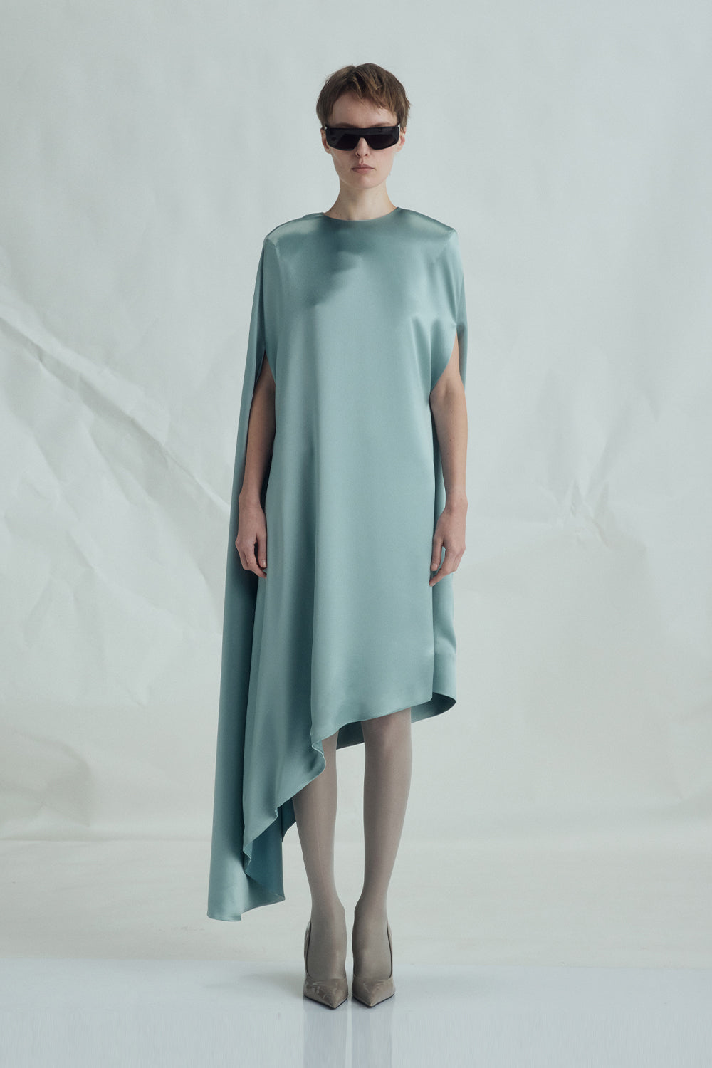 VICKTEERUT Asymmetric Cape-Sleeve Dress เดรสแขนเคป ชายไม่เท่ากัน