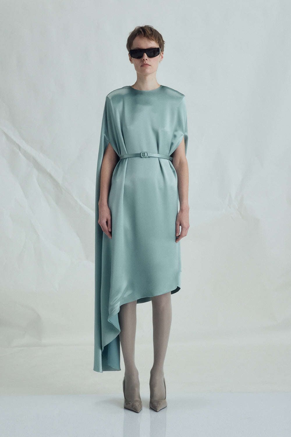 VICKTEERUT Asymmetric Cape-Sleeve Dress เดรสแขนเคป ชายไม่เท่ากัน