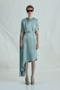 VICKTEERUT Asymmetric Cape-Sleeve Dress เดรสแขนเคป ชายไม่เท่ากัน