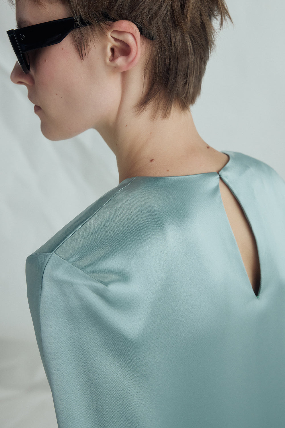 VICKTEERUT Asymmetric Cape-Sleeve Dress เดรสแขนเคป ชายไม่เท่ากัน