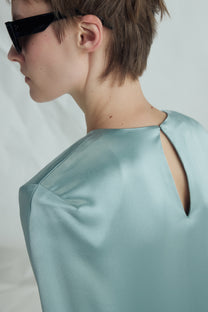 VICKTEERUT Asymmetric Cape-Sleeve Dress เดรสแขนเคป ชายไม่เท่ากัน