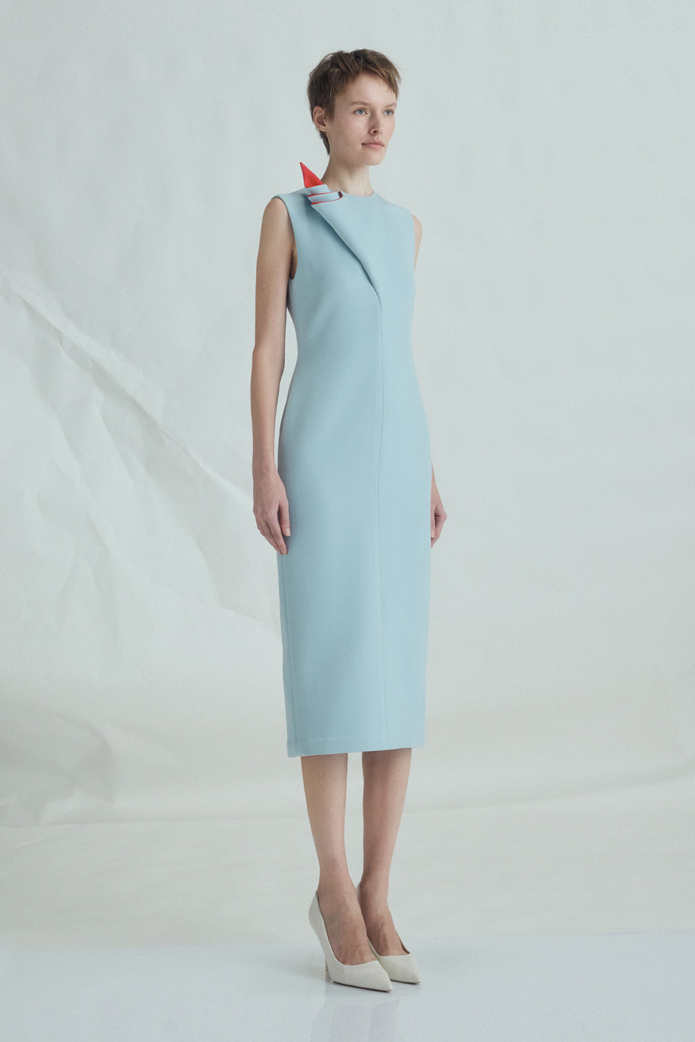 VICKTEERUT Sleeveless Sheath Dress with with Sculptural Rolled Fabric Detail เดรสแขนกุด เดรสเข้ารูป ตกแต่งดีเทลผ้าม้วน (Copy)