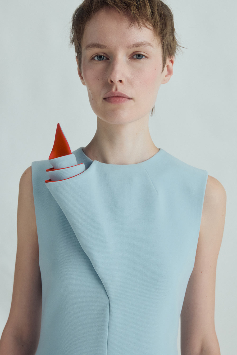 VICKTEERUT Sleeveless Sheath Dress with with Sculptural Rolled Fabric Detail เดรสแขนกุด เดรสเข้ารูป ตกแต่งดีเทลผ้าม้วน (Copy)