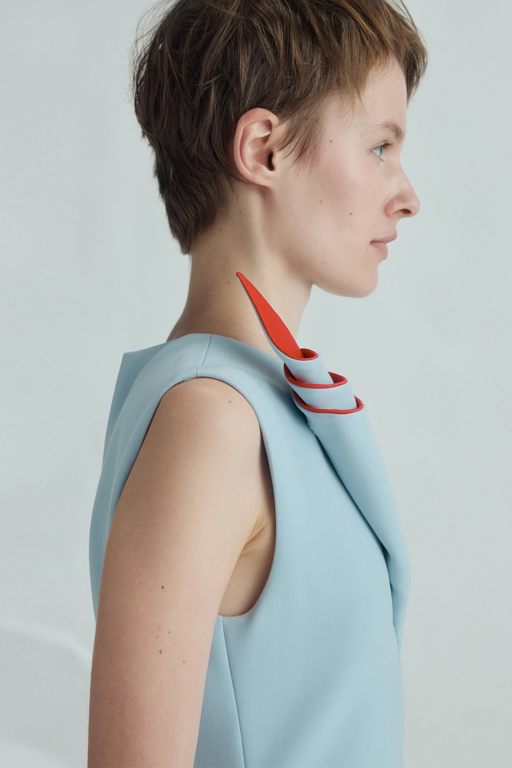 VICKTEERUT Sleeveless Sheath Dress with with Sculptural Rolled Fabric Detail เดรสแขนกุด เดรสเข้ารูป ตกแต่งดีเทลผ้าม้วน (Copy)