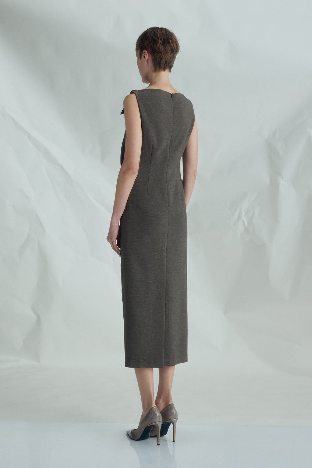 VICKTEERUT Sleeveless Draped Dress with Folded Neckline เดรสแขนกุด จับเดรป คอปกพับ