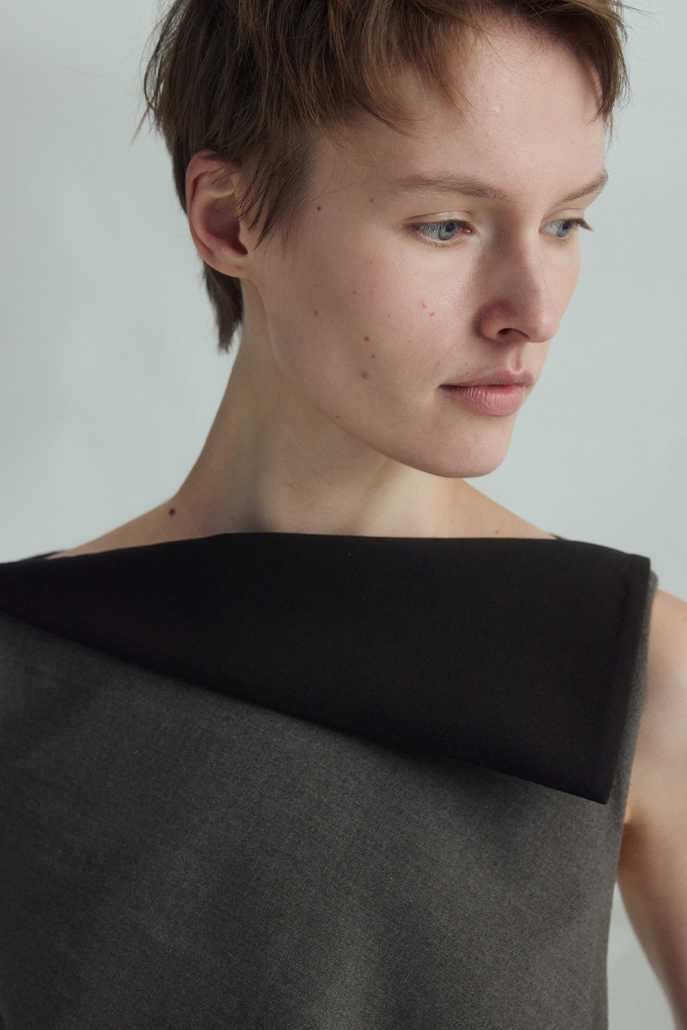 VICKTEERUT Sleeveless Draped Dress with Folded Neckline เดรสแขนกุด จับเดรป คอปกพับ