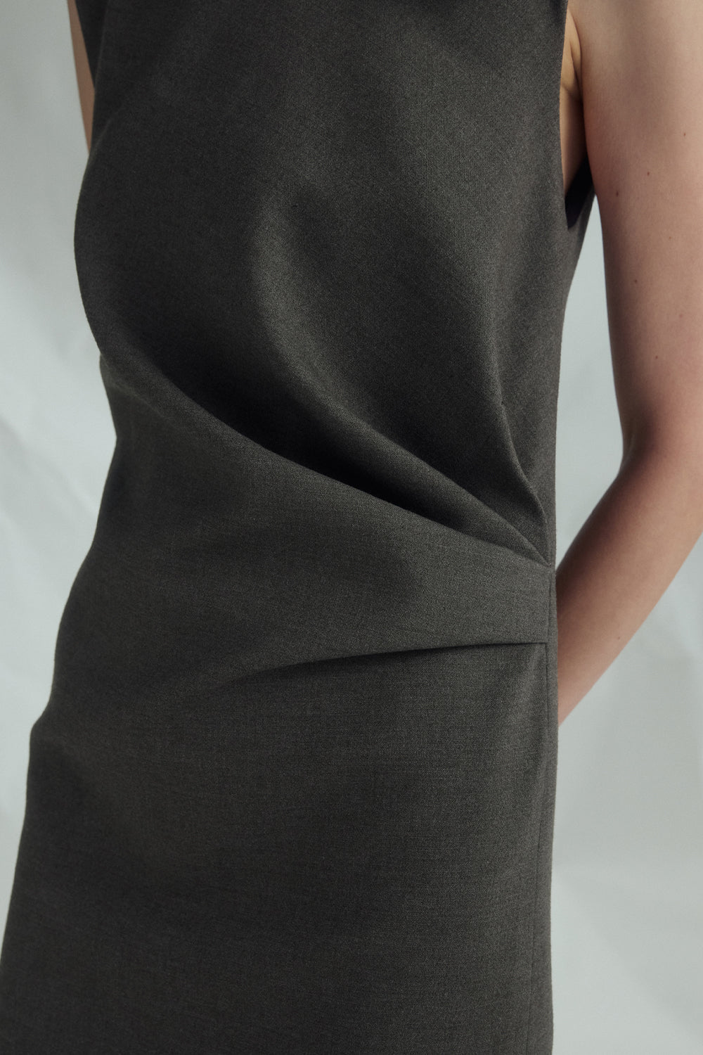VICKTEERUT Sleeveless Draped Dress with Folded Neckline เดรสแขนกุด จับเดรป คอปกพับ