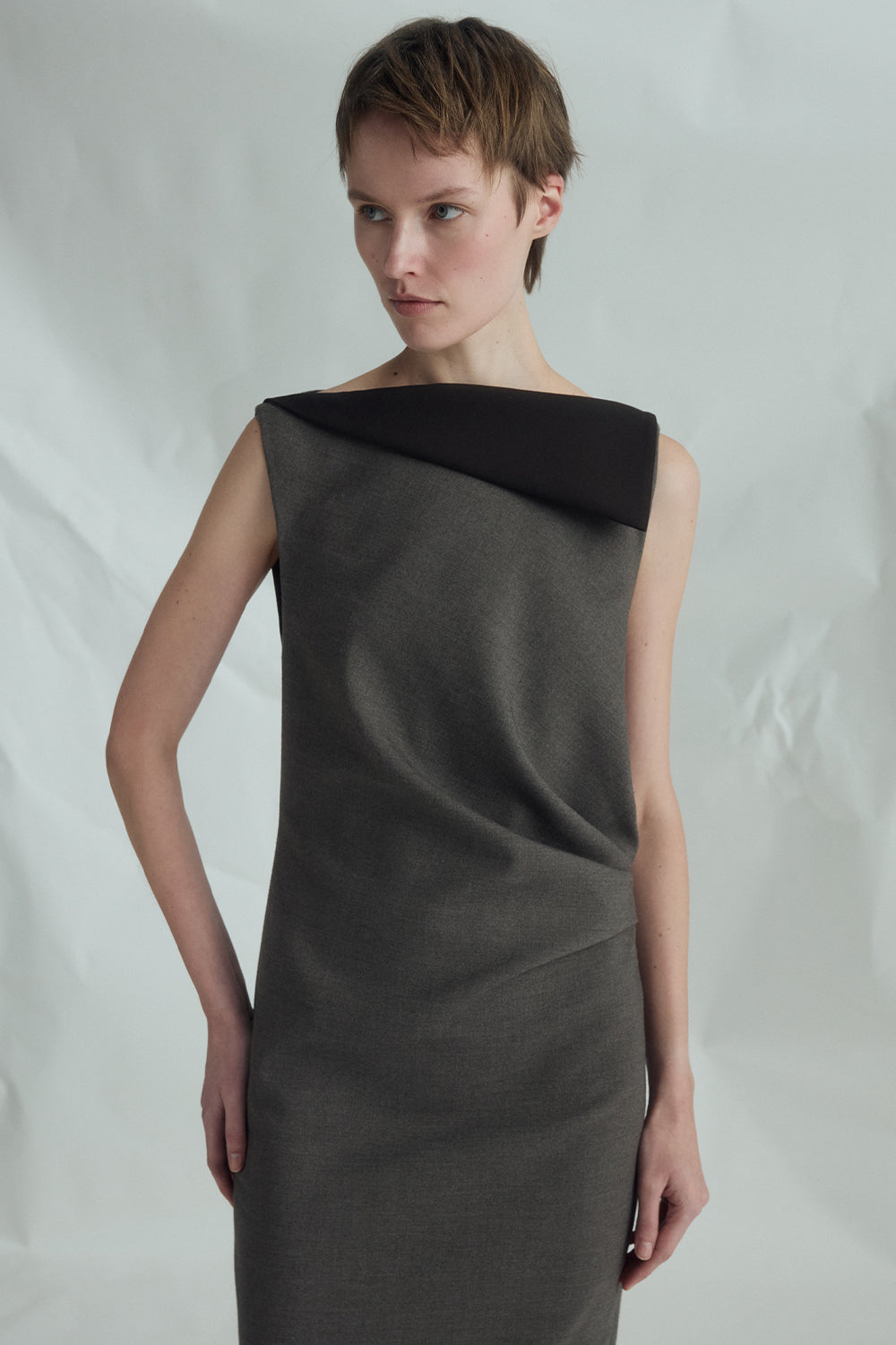 VICKTEERUT Sleeveless Draped Dress with Folded Neckline เดรสแขนกุด จับเดรป คอปกพับ