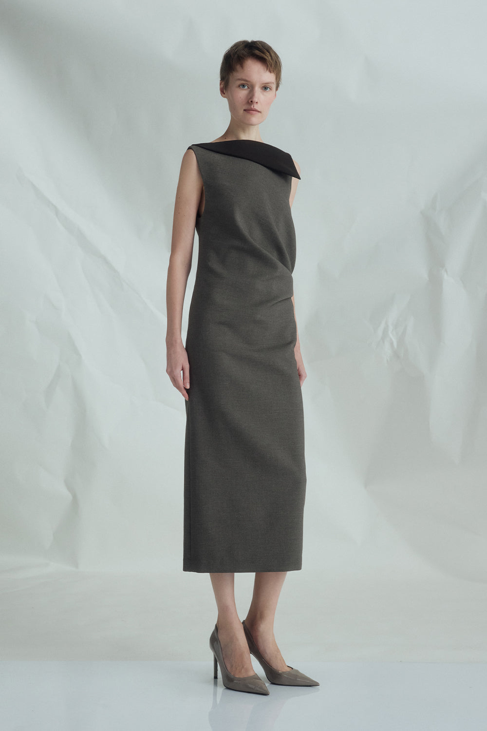 VICKTEERUT Sleeveless Draped Dress with Folded Neckline เดรสแขนกุด จับเดรป คอปกพับ