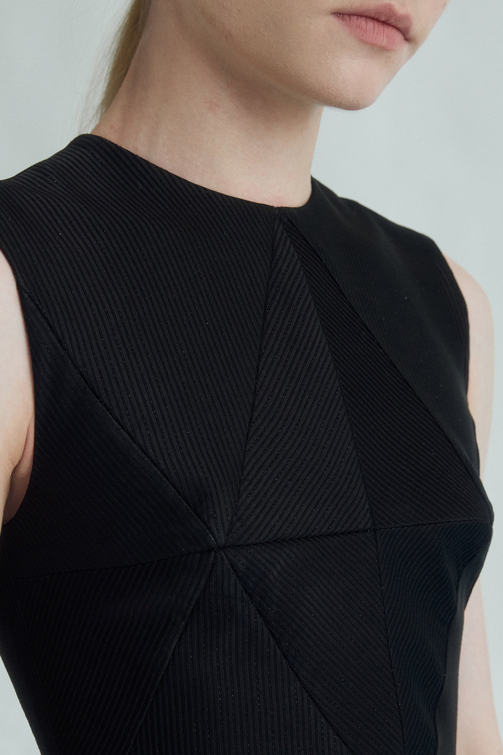 VICKTEERUT Sleeveless Sheath Dress เดรสแขนกุด ทรงเข้ารูป