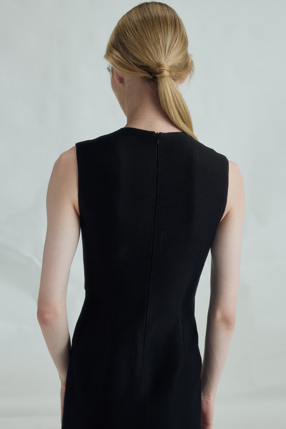 VICKTEERUT Sleeveless Sheath Dress เดรสแขนกุด ทรงเข้ารูป