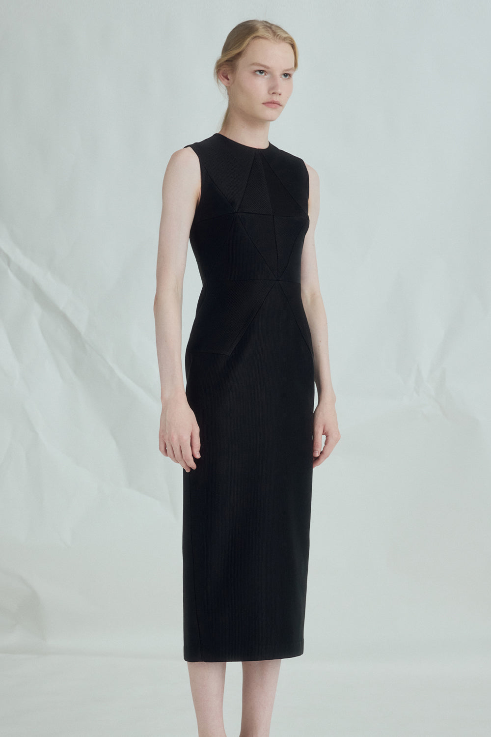 VICKTEERUT Sleeveless Sheath Dress เดรสแขนกุด ทรงเข้ารูป