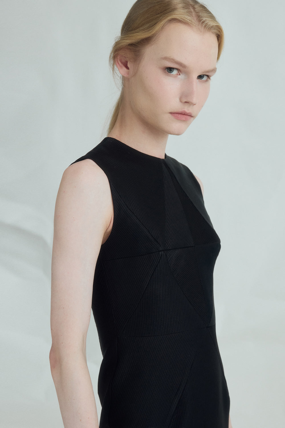 VICKTEERUT Sleeveless Sheath Dress เดรสแขนกุด ทรงเข้ารูป
