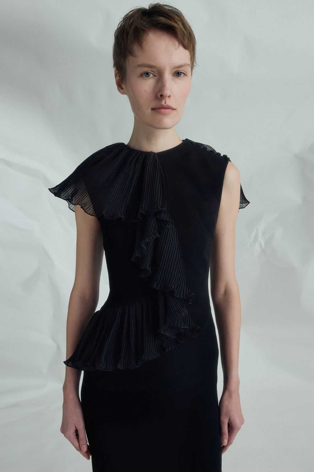 VICKTEERUT Sleeveless Sheath Dress with Pleated Ruffle Detail เดรสเข้ารูป ตกแต่งระบายอัดพลีท