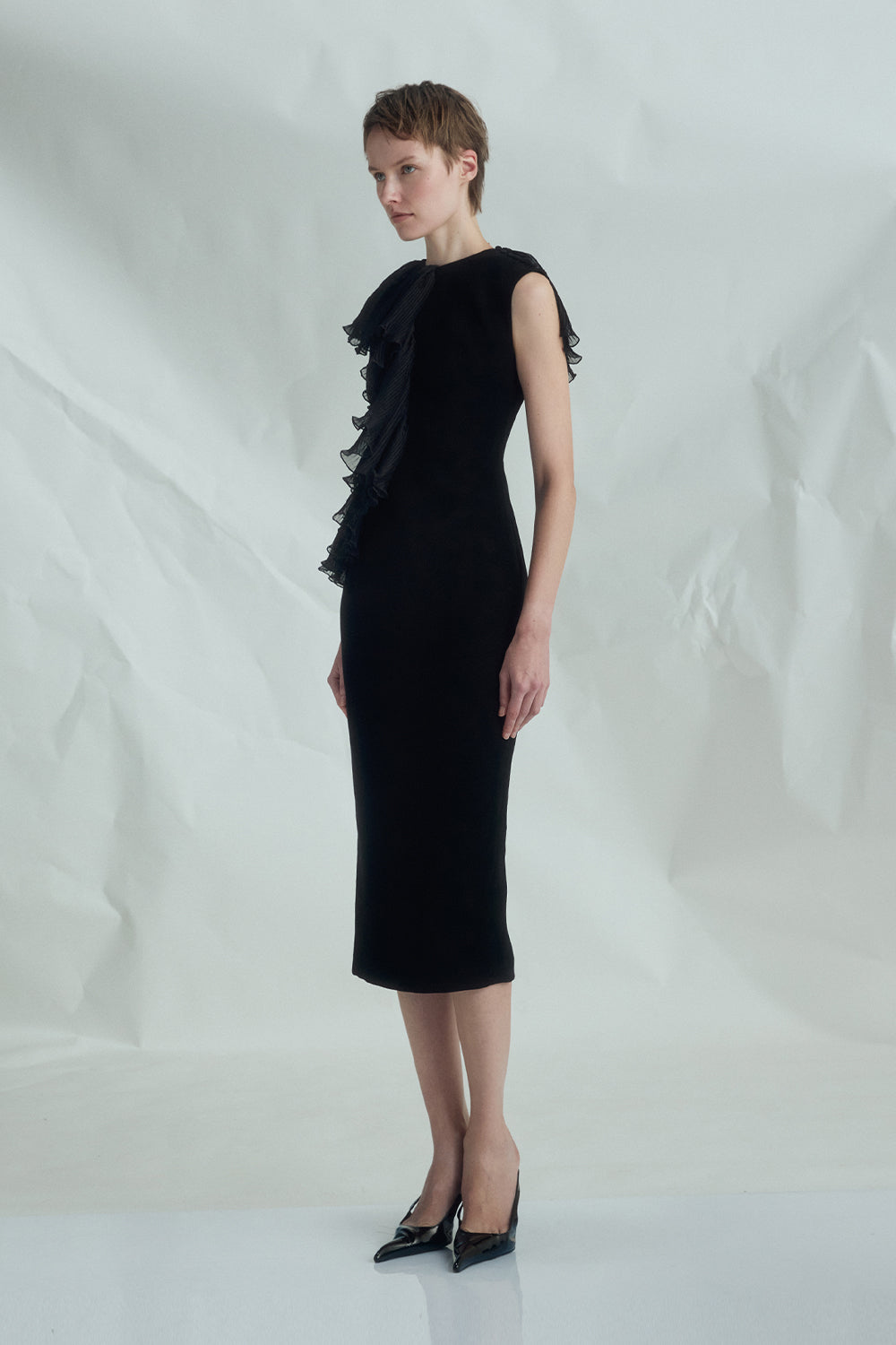 VICKTEERUT Sleeveless Sheath Dress with Pleated Ruffle Detail เดรสเข้ารูป ตกแต่งระบายอัดพลีท