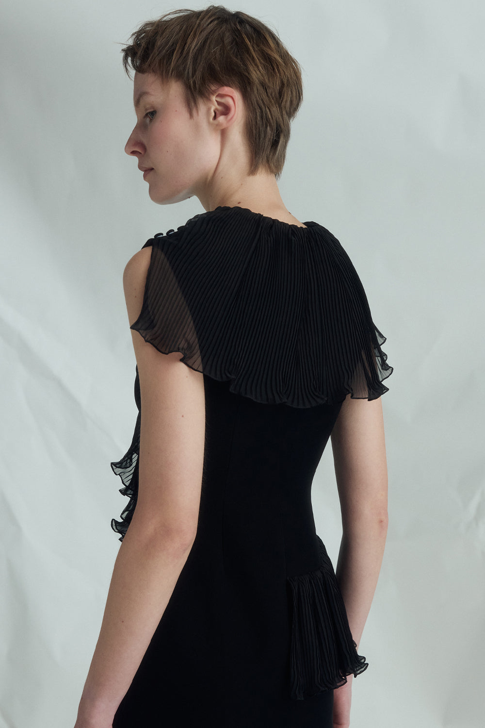 VICKTEERUT Sleeveless Sheath Dress with Pleated Ruffle Detail เดรสเข้ารูป ตกแต่งระบายอัดพลีท