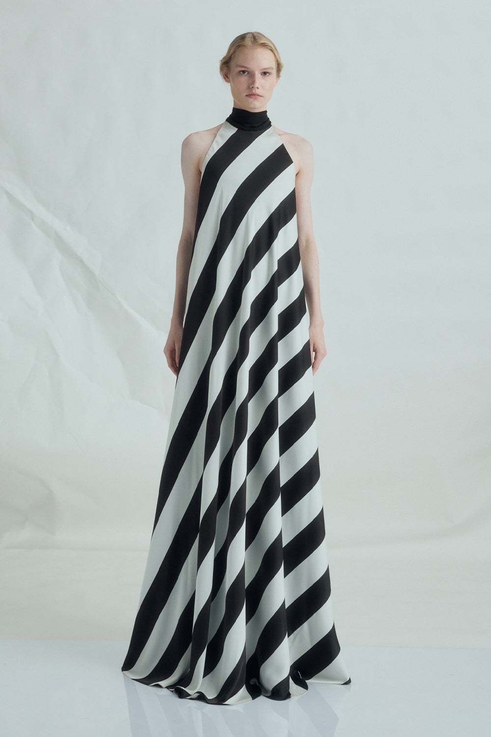 VICKTEERUT Halter Neck Diagonal Stripe Gown เดรสยาวลายทาง คล้องคอ