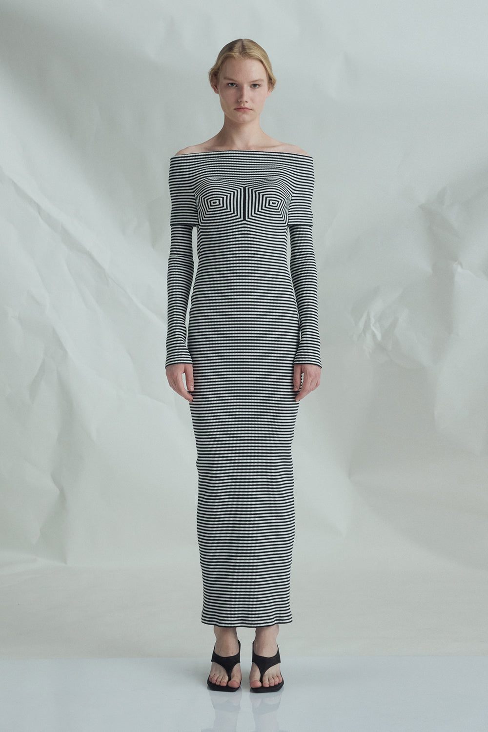 VICKTEERUT Off-Shoulder Ribbed Jersey Patchwork Dress เดรสเปิดไหล่ ทรงเข้ารูป ผ้าลายทางตัดต่อลาย