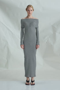 VICKTEERUT Off-Shoulder Ribbed Jersey Patchwork Dress เดรสเปิดไหล่ ทรงเข้ารูป ผ้าลายทางตัดต่อลาย