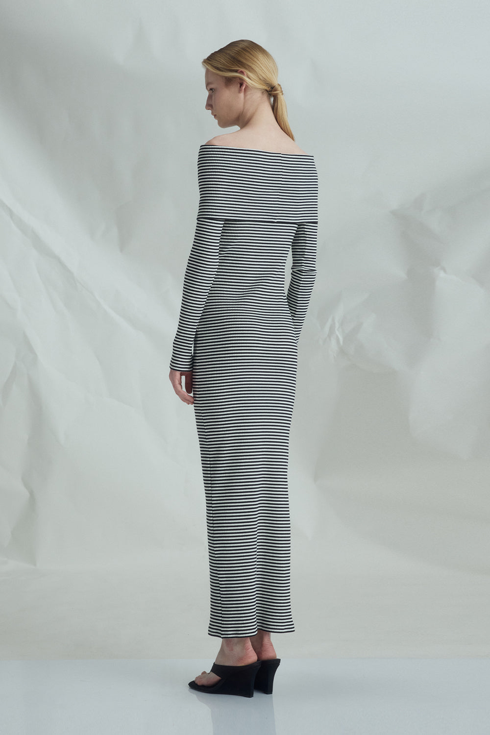VICKTEERUT Off-Shoulder Ribbed Jersey Patchwork Dress เดรสเปิดไหล่ ทรงเข้ารูป ผ้าลายทางตัดต่อลาย