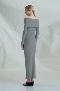 VICKTEERUT Off-Shoulder Ribbed Jersey Patchwork Dress เดรสเปิดไหล่ ทรงเข้ารูป ผ้าลายทางตัดต่อลาย