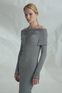 VICKTEERUT Off-Shoulder Ribbed Jersey Patchwork Dress เดรสเปิดไหล่ ทรงเข้ารูป ผ้าลายทางตัดต่อลาย