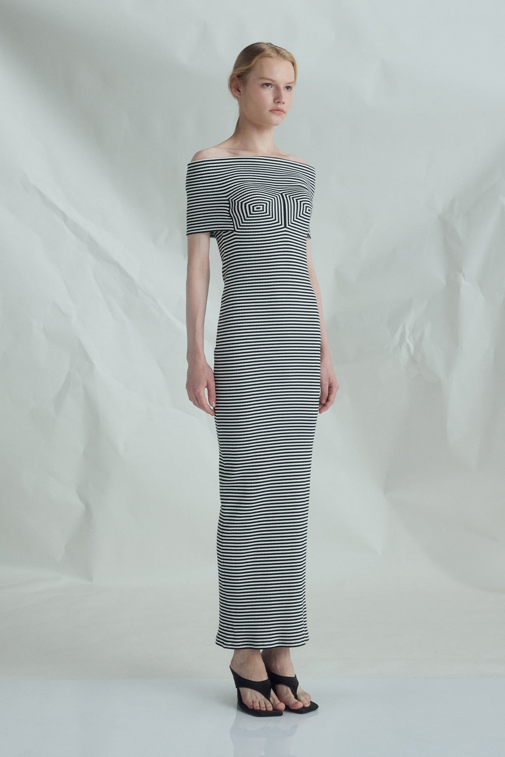 VICKTEERUT Off-Shoulder Ribbed Jersey Patchwork Dress เดรสเปิดไหล่ ทรงเข้ารูป ผ้าลายทางตัดต่อลาย