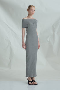 VICKTEERUT Off-Shoulder Ribbed Jersey Patchwork Dress เดรสเปิดไหล่ ทรงเข้ารูป ผ้าลายทางตัดต่อลาย