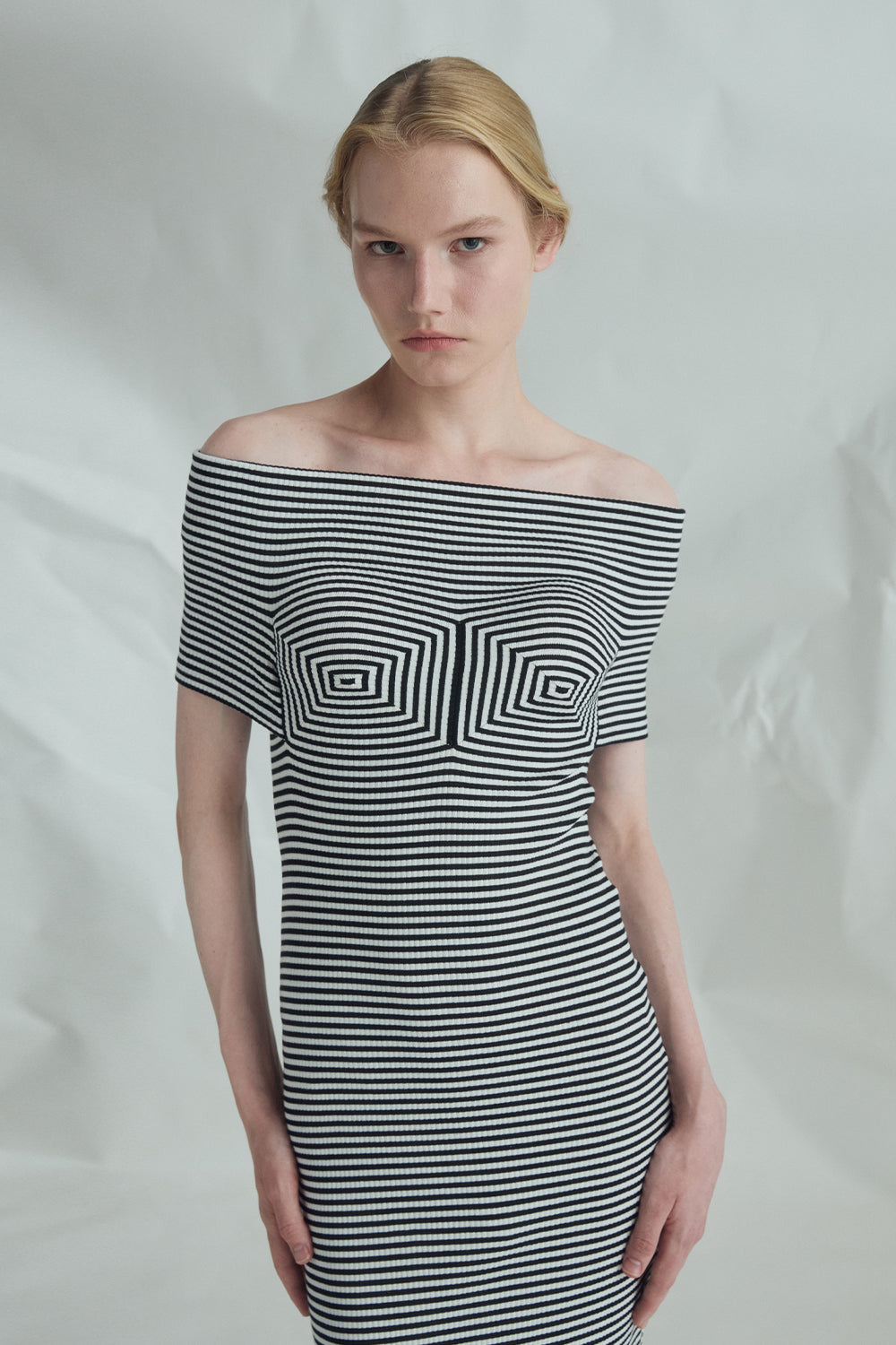 VICKTEERUT Off-Shoulder Ribbed Jersey Patchwork Dress เดรสเปิดไหล่ ทรงเข้ารูป ผ้าลายทางตัดต่อลาย